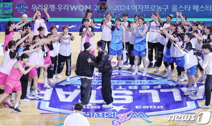 [사진] '축하공연 즐기며'