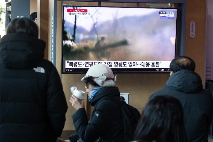 서울역에서 시민들이 북한의 서해상 포사격 도발 관련 뉴스를 지켜보고 있다./사진=뉴스1