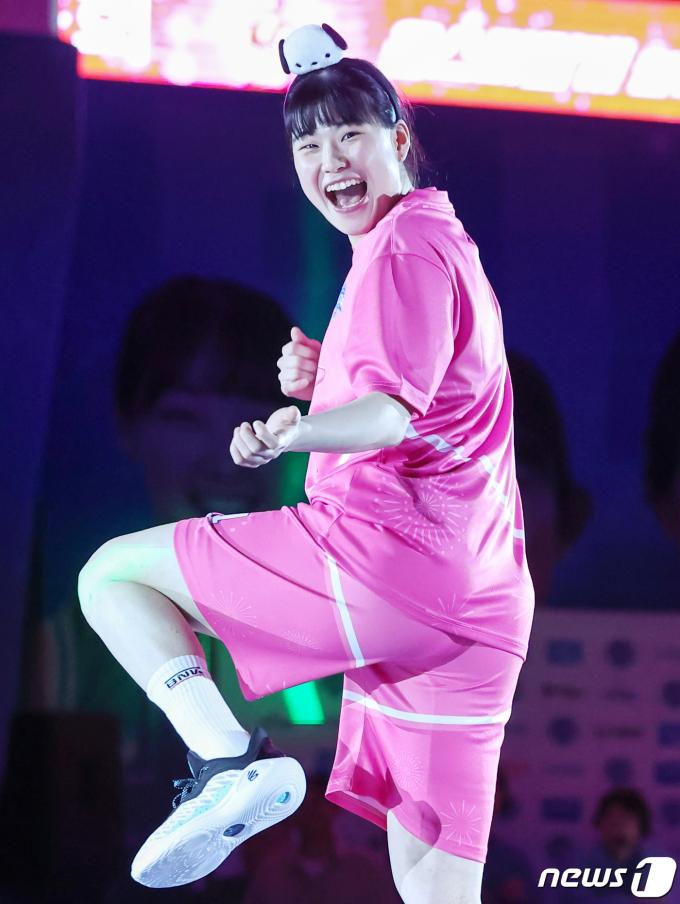 [사진] 팬들에게 춤 선보이는 이소희