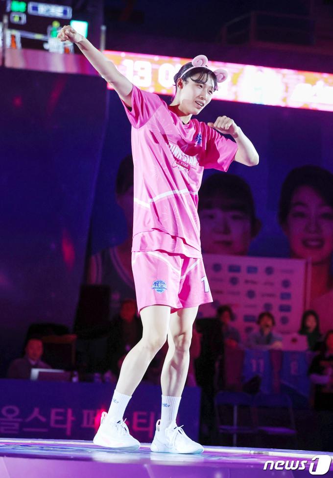 [사진] 이해란 '관중들 앞에서'