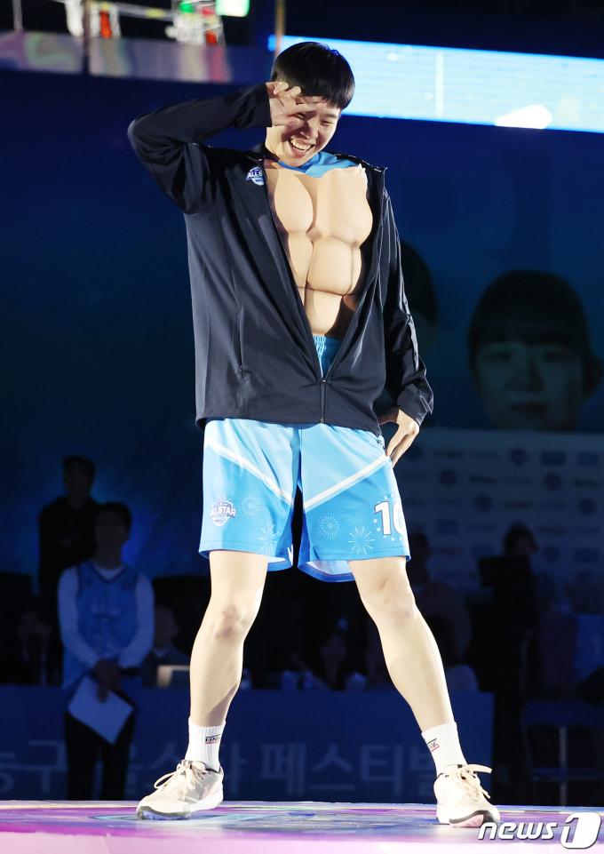 [사진] 무대 오른 진안