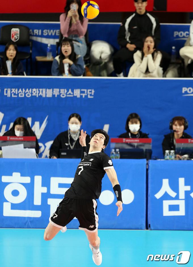 [사진] 서브 넣는 허수봉