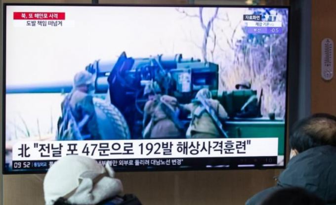 7일 서울역에서 시민들이 북한의 서해상 포사격 도발 관련 뉴스를 지켜보고 있다. /사진=뉴스1