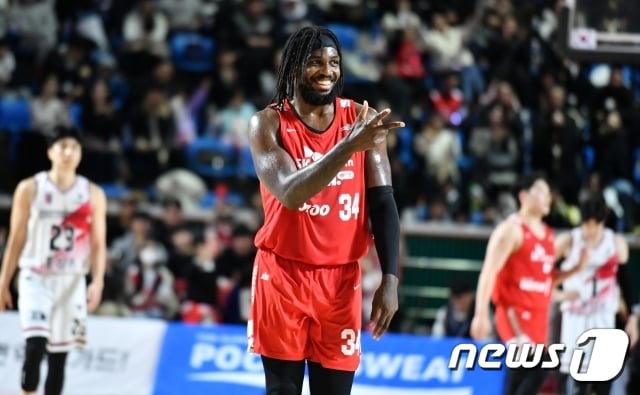 SK는 7일 잠실학생체육관에서 열린 2023-24 정관장 프로농구 홈경기에서 안양 정관장을 83-71로 승리했다.(KBL 제공지