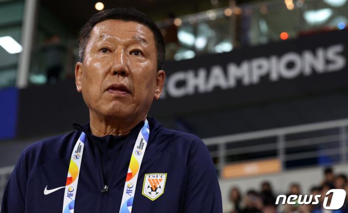 산둥 최강희 감독이 25일 인천 중구 인천축구전용경기장에서 열린 2023-2024 아시아축구연맹(AFC) 챔피언스리그(ACL) 조별리그 G조 3차전 인천 유나이티드와 중국 산둥 타이산과의 경기에서 그라운드를 바라보고 있다. 2023.10.25/뉴스1 ⓒ News1 김성진 기자
