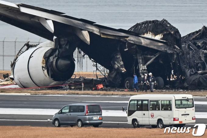 전날 일본 해상보안청 항공기와 충돌해 화재가 발생한 일본항공 여객기가 3일 불에 타 그을린 모습. 2024.01.03 ⓒ AFP=뉴스1 ⓒ News1 정지윤 기자
