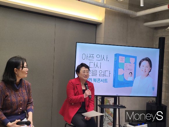 김선민 전 건강보험심사평가원(심평원) 원장(오른쪽)과 배소라 메디치미디어 브랜드콘텐츠 실장이 '아픈 의사, 다시 가운을 입다' 북콘서트에서 대담을 나누고 있다. /사진=지용준 기자