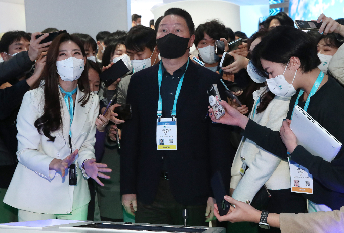 최태원 회장이 CES 2023에서 SK그룹 전시관을 방문했다. /사진=뉴스1