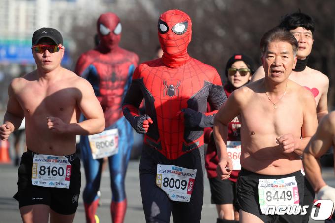 7일 오전 대구 수성구 노변동 대구스타디움에서 열린 '2024 전국 새해 알몸마라톤대회' 참가자들이 추위도 잊은 채 힘차게 달리고 있다. 올해 16회째를 맞은 이번 대회에는 2024년 새해 소망과 각오를 다지는 전국 마라톤동호인 등 시민 1000여 명이 참가해 8㎞(행복 코스)와 5㎞(건강 코스) 완주에 도전했다. 2024.1.7/뉴스1 ⓒ News1 공정식 기자