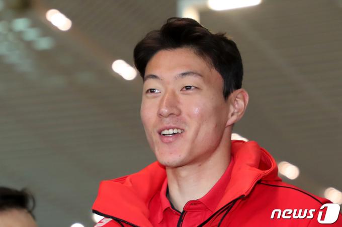 프로축구 K리그1 FC서울에 단기 임대로 입단한 황의조가 6일 오전 인천국제공항에서 출국 전 취재진과 인터뷰를 하고 있다. 2023.2.6/뉴스1 ⓒ News1 황기선 기자