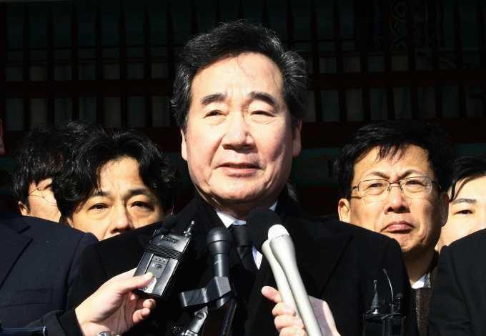 이번주 중으로 이낙연 전 더불어민줃아 대표가 탈당을 선언할 것으로 전망된다. 사진은 이 전 대표가 지난 7일 광주 북구 국립5·18민주묘지를 참배 후 민주의문 앞에서 취재진 질문에 답하는 모습. /사진=뉴스1