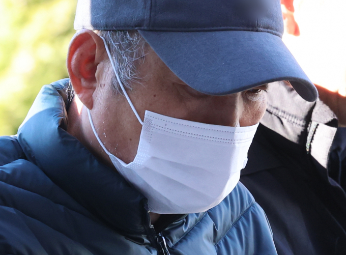 경기 고양·양주에서 다방 여성 업주 2명을 잇따라 살해한 50대 남성에 대한 구속영장이 발부됐다. 사진은 해당 남성이 지난 7일 오후 경기도 고양시 의정부지방법원 고양지원에서 열린 구속 전 피의자 심문에 출석하는 모습. /사진=뉴시스