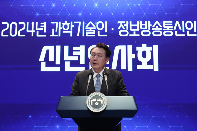 쌍특검법 거부권 행사에 윤석열 대통령의 2030 지지율이 하락세를 보였다. 사진은 윤 대통령이 지난 5일 서울 성북구 한국과학기술연구원(KIST)에서 열린 2024년 과학기술인·정보방송통신인 신년인사회에서 격려사를 하는 모습. /사진=뉴스(대통령실 제공) 