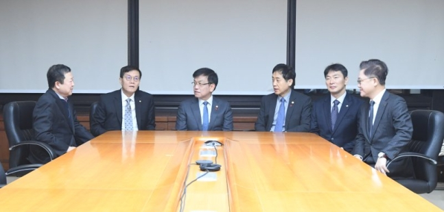 최상목 경제부총리 겸 기획재정부 장관이 8일 서울 영등포구 여의도 한국수출입은행에서 열린 '거시경제·금융현안 간담회'에서 태영건설 워크아웃 신청 이후 최근 진행상황에 대해 논의하고 있다. 왼쪽부터 박춘섭 경제수석, 이창용 한국은행 총재, 최상목 부총리, 김주현 금융위원장, 이복현 금감원장, 강석훈 한국산업은행 회장./사진=기획재정부