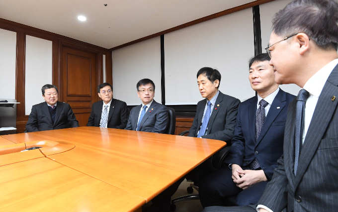 최상목 경제부총리 겸 기획재정부 장관이 8일 서울 영등포구 여의도 한국수출입은행에서 열린 '거시경제·금융현안 간담회'에서 태영건설 워크아웃 신청 이후 최근 진행상황에 대해 논의하고 있다. 왼쪽부터 박춘섭 경제수석, 이창용 한국은행 총재, 최상목 부총리, 김주현 금융위원장, 이복현 금감원장, 강석훈 한국산업은행 회장./사진=기획재정부