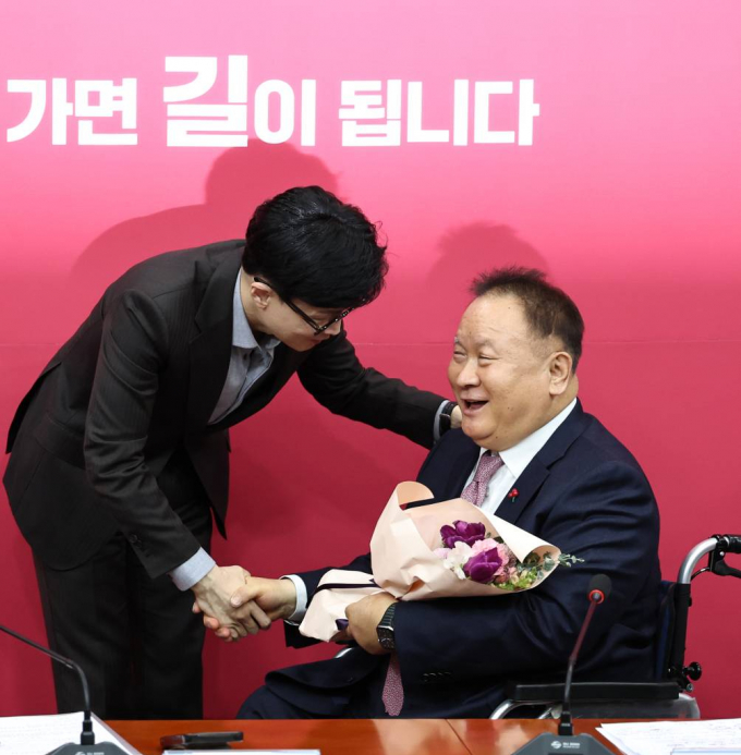 더불어민주당을 떠난지 약 한달만에 이상민 의원이 국민의힘에 입당했다. 사진은 8일 서울 여의도 국회에서 열린 비대위 회의에서 국민의힘에 입당한 이상민 의원(오른쪽)에게 환영 꽃다발을 전달하고 있는 한동훈 비상대책위원장(왼쪽). /사진=뉴스1