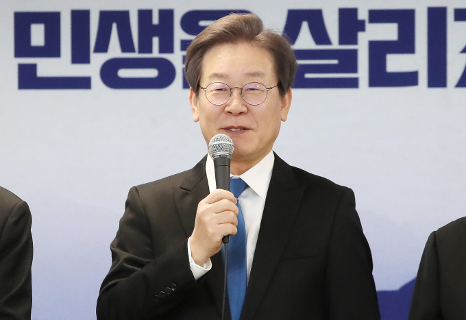 '비명계'(비이재명계) 성향 권리당원들이 낸 이재명 더불어민주당 대표의 직무 정지 가처분 신청에 대해 8일 법원이 기각을 결정했다. 사진은 이 대표가 지난 1일 서울 여의도 민주당 중앙당사에서 열린 2024년 신년인사회에서 인사말을 하는 모습. /사진=뉴스1