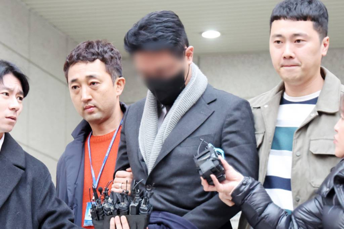 검찰이 유흥업소 여실장에게 마약을 제공한 혐의를 받는 현직 의사의 구속 기간을 연장했다. 사진은 유흥업소 실장을 통해 故이선균에게 마약을 제공한 혐의를 받는 현직 의사 A씨가 지난해 11월27일 오후 인천 미추홀구 인천지방법원에서 열린 영장심사를 마친 뒤 호송차로 향하고 있는 모습. /사진=뉴스1