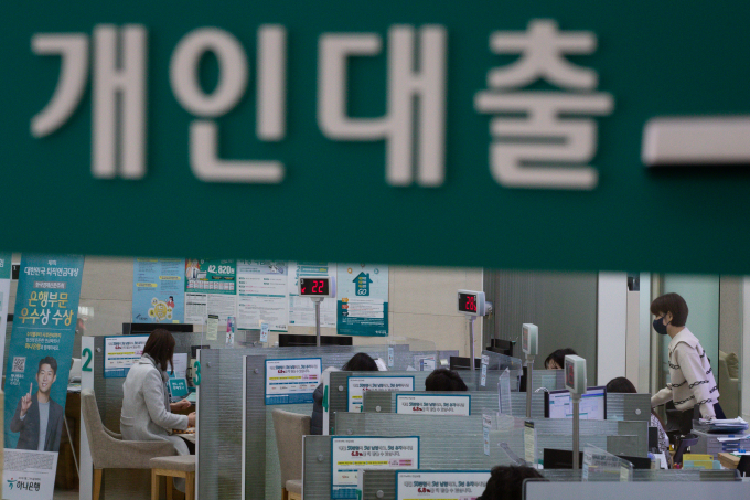 서울시내 한 은행 영업점을 찾은 고객들이 상담을 받고 있다./사진=뉴스1