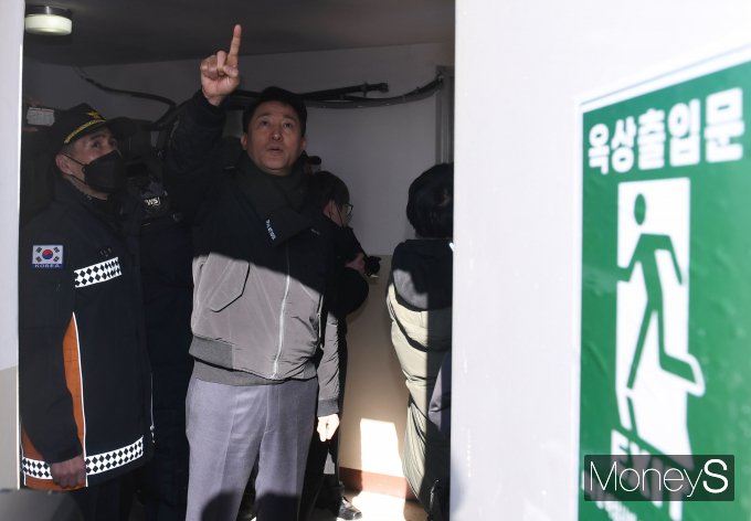 [머니S포토] 아파트 옥상출입문 확인하는 오세훈 서울시장