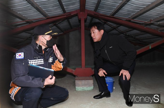 [머니S포토] 오세훈 시장 '대피소 확인'