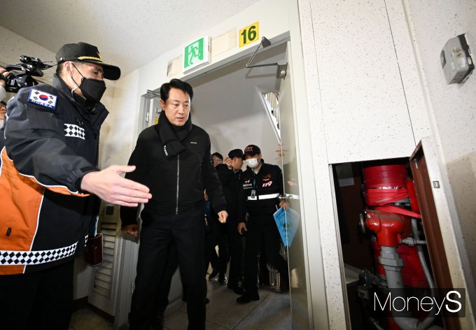 [머니S포토] 노후 아파트 소방시설 점검하는 오세훈 시장