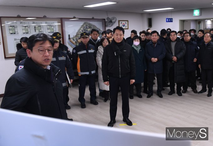 [머니S포토] 안전관리 현장목소리 경청하는 오세훈 시장