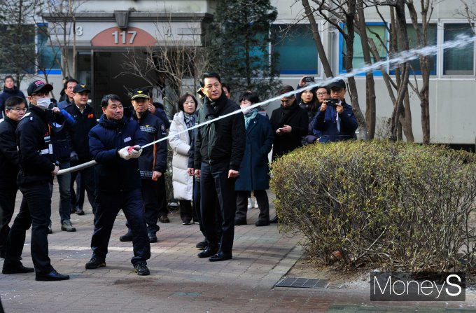 [머니S포토] 오세훈 시장 '소화전 방수 압력 확인'