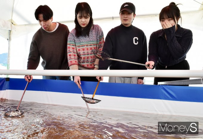 ▲ 추위 무색, 진지한 '빙어잡이' 누가 많이 잡았을까