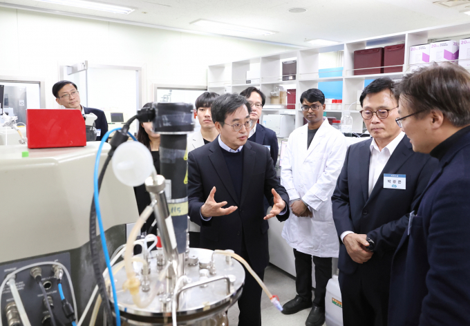 김동연 지사는 8일 수원시 경기도경제과학진흥원 경기바이오센터에서 박광온 국회의원, 광교테크노밸리 입주기업, 바이오 전문가 및 기업인 등 50여 명이 참석한 가운데 미래·바이오산업 활성화를 위한 현장 간담회를 열었다. / 사진제공=경기도