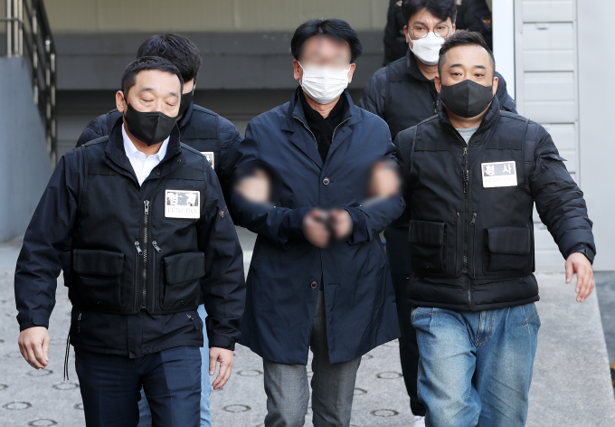 지난 2일 부산에서 이재명 더불어민주당 대표를 흉기로 습격한 김모씨(66)를 대상으로 신상공개위원회가 오는 9일 열린다. 사진은 김씨가 지난 4일 오후 부산 연제구 연제경찰서에서 구속 전 피의자 심문(영장실질심사)에 출석하기 위해 부산지방법원으로 이송되는 모습. /사진=뉴스1
