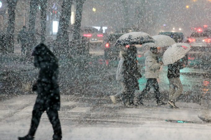 화요일인 오는 9일 전국에 최대 15㎝ 이상의 눈이 쌓일 것으로 보이며 기온이 높은 곳은 눈 대신 비가 내릴 전망이다. 사진은 지난 6일 오후 서울 중구 청계천 일대에 함박눈이 내리는 모습. /사진=뉴스1
