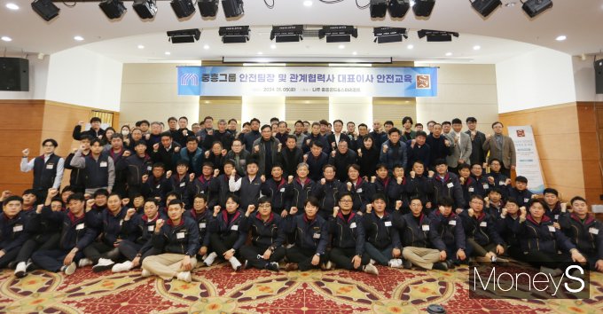 백승권 중흥건설 대표, 이경호 중흥토건 대표는 최근 전남 나주시 중흥골드스파&리조트에서 1박2일간  실시한 안전교육에 참석해 올 한해 중대재해 제로에 총력을 다하자고 구호를 외치고 있다/사진 제공=중흥그룹