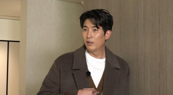 상간남 의혹으로 피소된 배우 강경준이 유뷰녀와 나눴다는 메신저 대화까지 폭로돼 충격을 안긴 가운데 소속사 측은 전속계약 연장 논의를 중단했다. /사진='구해줘 홈즈' 제공