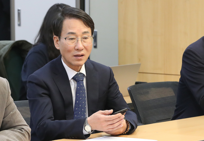 8일 이원욱 더불어민주당 의원(경기 화성시을)이 '쌍특검(김건희 여사·대장동)' 법안 본회의 표결에 불참 행위 여부를 조사하는 데 대해 "당의 경위 파악 정도"라고 말했다. 사진은 이 의원이 지난해 12월3일 서울 여의도 국회 의원회관에서 열린 '원칙과 상식 민심소통 3. 안병진 교수에게 듣는다'에서 안병진 교수의 발언을 경청하는 모습. /사진=뉴스1