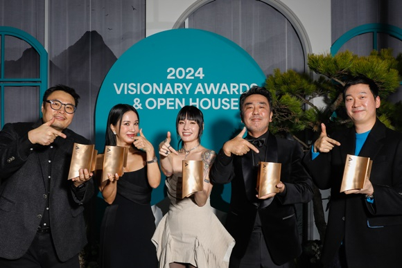 지난 7일 서울 마포구 CJ ENM 센터에서 열린 '2024 비저너리 어워즈&오픈하우스'에 참석한 '2024 비저너리' 수상자들이 기념사진을 촬영하고 있다. 사진은 강풀(왼쪽부터), 엄정화, 모니카, 류승룡, 김용훈. /사진=CJ ENM