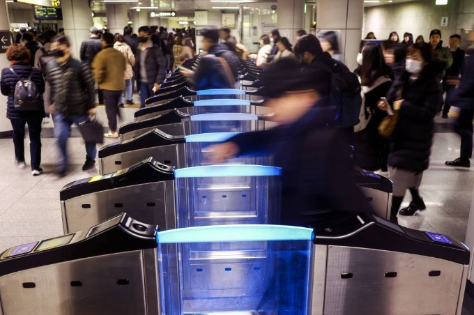  서울시가 올해 하반기 중 지하철 기본 요금을 150원 인상할 계획이다. 사진은 지난해 11월21일 서울 중구 지하철 1호선 시청역에서 시민들이 지하철을 이용하고 있는 모습. /사진=뉴시스