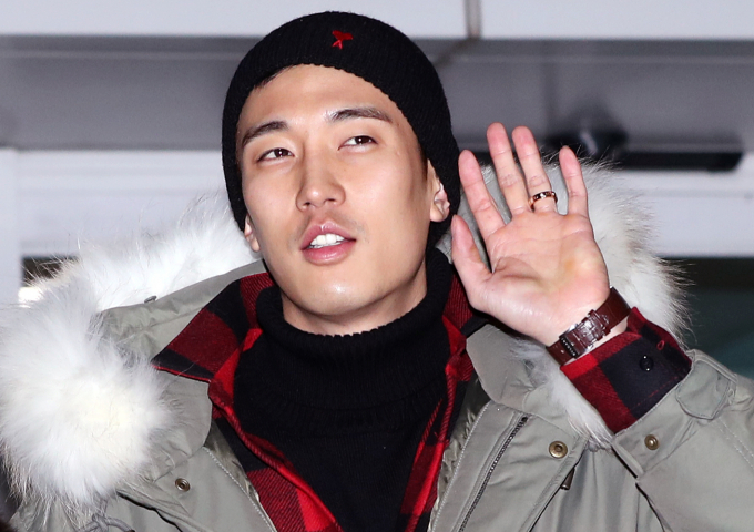  배우 강경준이 상간남으로 피소된 가운데 소속사 측이 강경준과의 전속계약 만료 소식을 전했다. 사진은 지난 2017년 화보촬영 차 인천국제공항을 통해 두바이로 출국한 배우 강경준. /사진=머니투데이