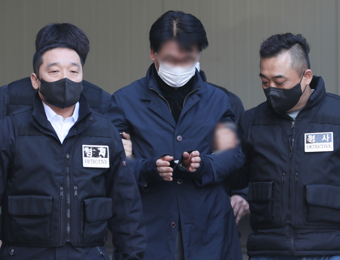 이재명 더불어민주당 대표에게 흉기를 휘두른 김모씨(66)의 범행을 방조하고 도운 혐의를 받는 70대 남성이 살인미수방조 혐의로 체포됐다. 사진은 김씨가 지난 4일 오후 부산 연제구 연제경찰서에서 구속 전 피의자 심문(영장실질심사)에 출석하기 위해 부산지방법원으로 이송되는 모습. /사진=뉴스1