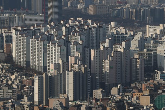 지지옥션이 발표한 '2023년 12월 경매동향보고서'에 따르면 서울 아파트 경매 진행건수는 215건으로 이 중 64건이 낙찰됐다. 낙찰률은 전달(28.5%)보다 1.3%포인트(p) 오른 29.8%를 기록했는데, 2회 이상 유찰된 아파트 대부분이 새 주인을 찾으면서 낙찰률이 상승했다.   /사진=뉴스1