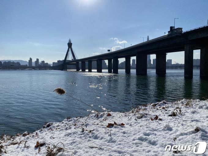 7일 오전 서울 광진구 올림픽대교 인근 한강공원 모습. 2024.1.7/뉴스1 ⓒ News1 이기범 기자 ⓒ News1 이기범 기자