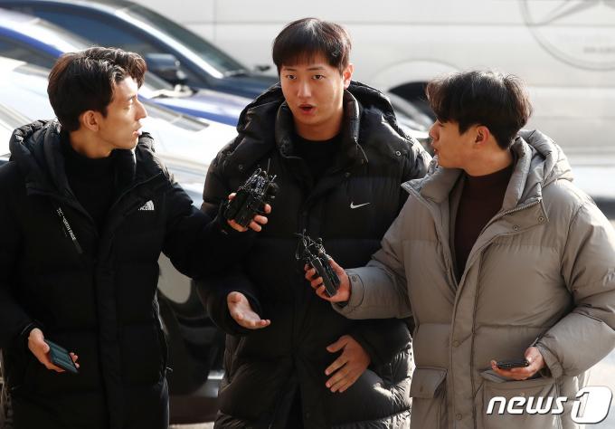 미국 메이저리그 프로야구 김하성(28·샌디에이고 파드리스) 선수에게 폭행 피해를 입었다고 주장하는 후배 임혜동씨(27)가 20일 서울 강남경찰서에 피고소인 신분으로 소환 조사를 받기위해 출석하고 있다. 2023.12.20/뉴스1 ⓒ News1 박세연 기자