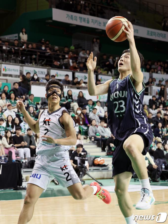 8일 오후 강원 원주종합체육관에서 열린 2023-2024 KBL 정관장 프로농구 원주 DB와 수원 KT와의 경기에서 DB 박인웅이 슛을 하고 있다. 2024.1.8/뉴스1 ⓒ News1 황기선 기자
