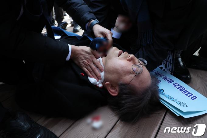 이재명 더불어민주당 대표가 2일 부산 가덕도 대항전망대에서 60대 괴한에게 습격을 당한 뒤 쓰러져 있다. (부산일보 제공) 2023.1.2/뉴스1