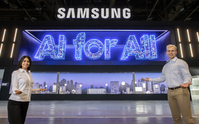 삼성전자가 CES 2024에서  '모두를 위한 인공지능(AI): 일상 속 똑똑한 초연결 경험'을 위한 비전을 내놨다. 사진은 삼성전자의 미디어 파사드. /사진=삼성전자