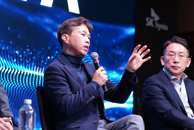 8일(현지시각) 미국 라스베이거스 만달레이베이 컨벤션센터 ‘SK하이닉스 AI 미디어 컨퍼런스’ 행사장에서 곽노정 사장이 질의 응답을 진행하고 있다. /사진=SK하이닉스