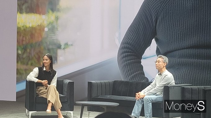 송창현(오른쪽) 현대차 SDV 본부장 겸 포티투닷 대표가 CES 2024에서 SW 대전환을 통해 인류 삶의 혁신 이끌 미래 청사진을 제시했다. /사진=김창성 기자