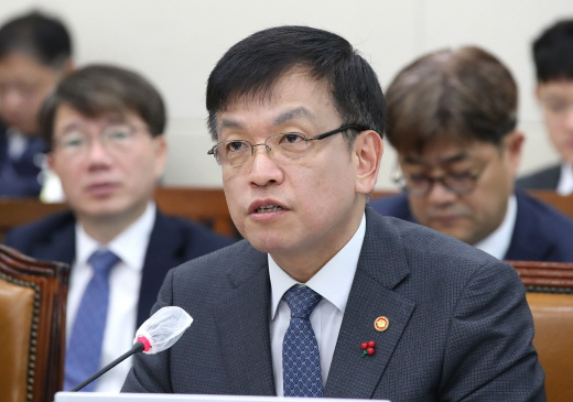 최상목 경제부총리 겸 기획재정부 장관이 8일 오전 국회 기획재정위원회 전체회의에서 의원들의 질의에 답하고 있다. /사진=뉴스1