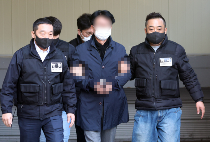 지난 8일 경찰이 이재명 더불어민주당 대표를 습격한 김모씨(67)의 범행을 방조한 70대 남성을 풀어줬다. 사진은 이 대표를 흉기로 찌른 혐의로 검거된 김모(67)씨가 구속전피의자심문(영장실질심사)를 받기 위해 지난 4일 부산 연제구 연제경찰서를 나서 호송차량으로 이동하는 모습. /사진=뉴시스