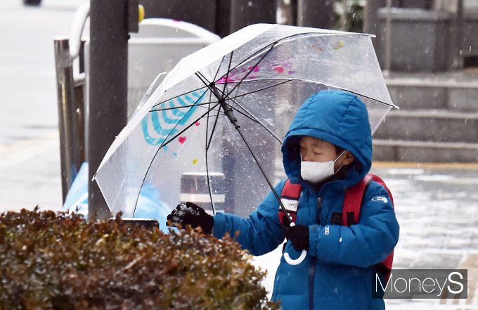 [머니S포토] 서울·경기 '대설주의보' 발령, 오후 더 많은 눈 내려…